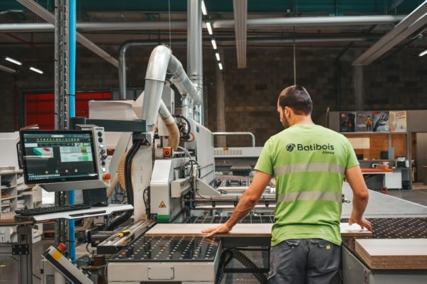 ATELIER D’USINAGE BOIS À COMMANDE NUMÉRIQUE